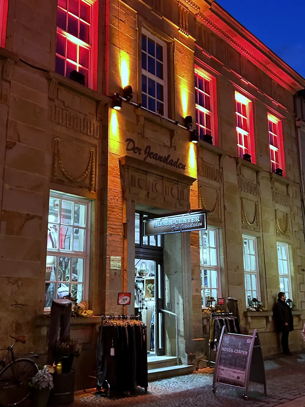 Hosen-Center – der Jeansladen in der Krahnstraße Osnabrück, beleuchtete Fassade am Abend