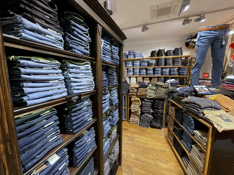 Gefüllte Jeansregale im Hosen-Center Osnabrück mit Denim in vielen Waschungen