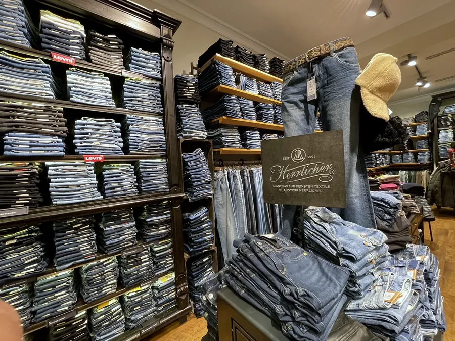 Jeanswand im Hosen-Center Osnabrück mit Damenjeans und Herrenjeans