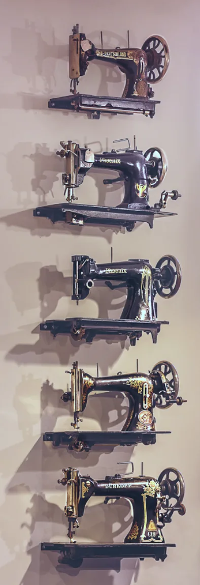 Historische Nähmaschinen an der Wand im Hosen-Center Osnabrück