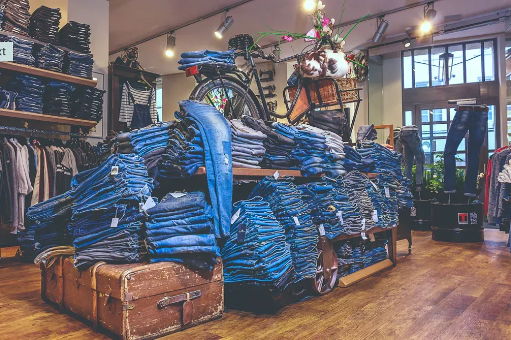 Verkaufsraum im Hosen-Center Osnabrück mit gestapelten Jeans in allen Waschungen
